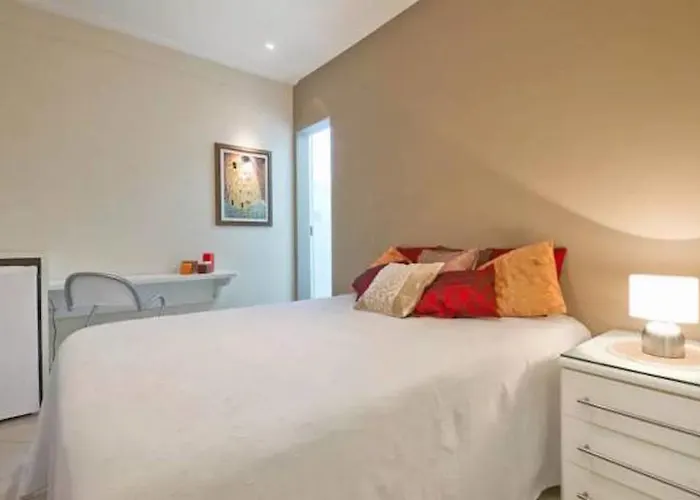 Quarto de Casal Banheiro Privativo Ar Condicionado Frigobar na Avenida Carlos Gomes
